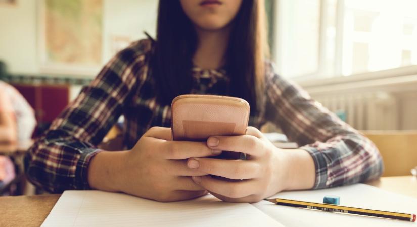 Mobiltelefon-tilalmat vezetne be a szlovák oktatási miniszter az iskolákban