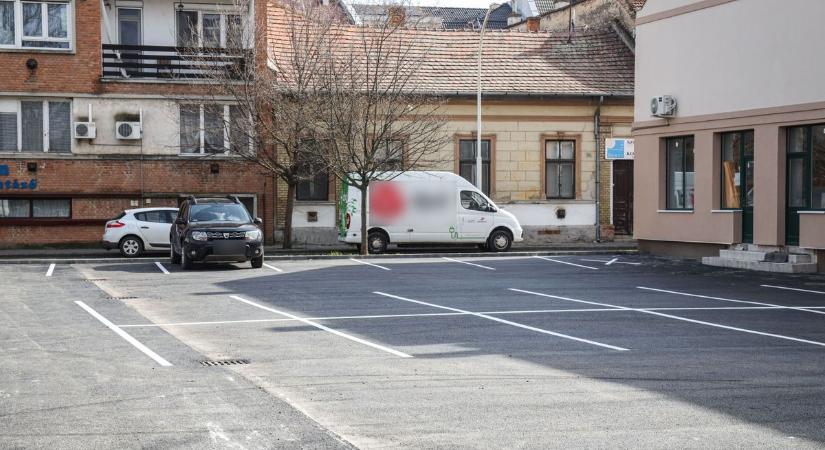 A tervezettnél hamarabb birtokba vehetik az Ady Endre úti parkolókat a járművek Szolnokon