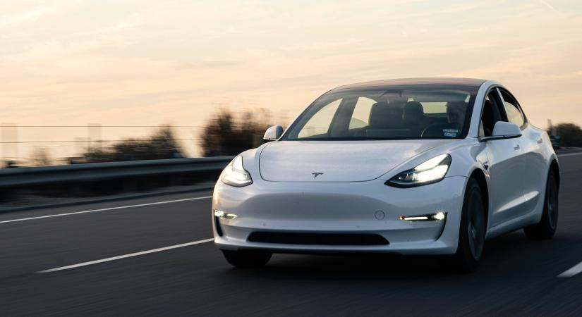 Három és fél évi fizetésből vehet Tesla Model 3-at egy medián magyar