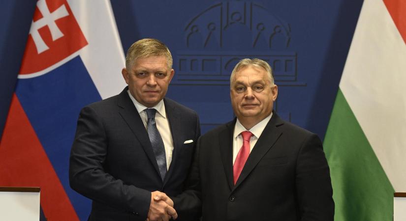 Orbán Viktort és Robert Ficot is kifütyülték Prágában a V4-ek találkozója előtt