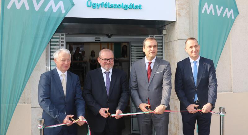 Megnyitotta új belvárosi ügyfélszolgálati irodáját az MVM – Lantos Csaba, Font Sándor, Mátrai Károly, Filvig Géza adta át