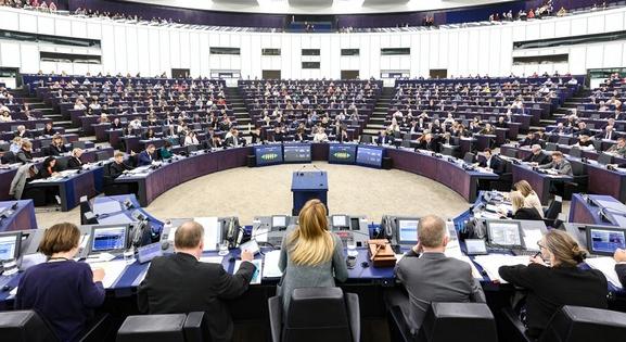 Az EP jogszabályt fogadott el a kritikus hangok elhallgattatására indított perek ellen