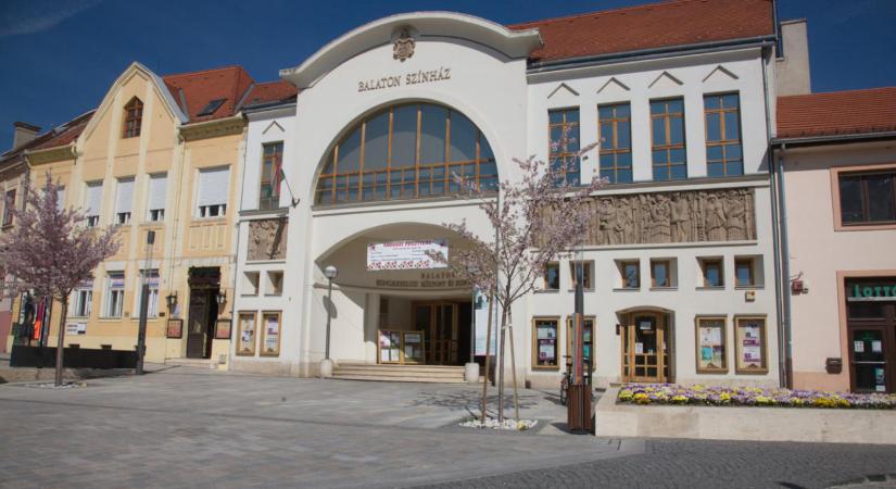 Bővítik a Balaton Színházat és újabb parkolók is épülnek Keszthelyen