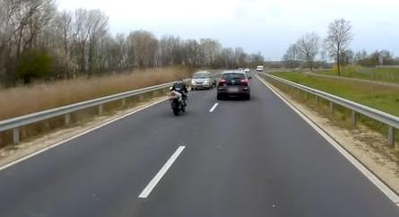 Egy több mint őrült motoros előzést vettek videóra a 76-os úton
