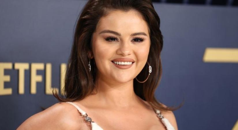 Selena Gomez manikűrje igazi Jolly Joker: már rohanunk is a körmöshöz