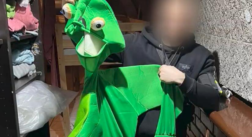 Egy zöld békajelmezt is lefoglaltak egy pedofilnál, aki cigivel és ajándékokkal vett rá kamaszokat, hogy szexeljenek vele