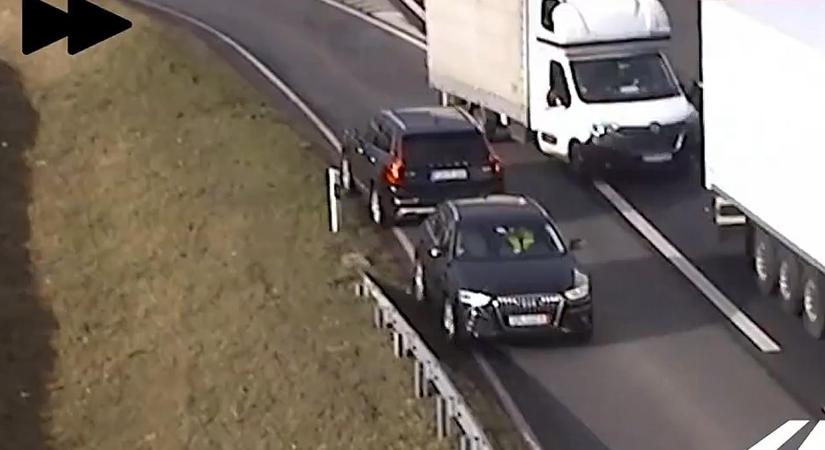 Forgalommal szembe, tolatva vontatott egy autós az M1-en – videón a vérfagyasztó jelenet