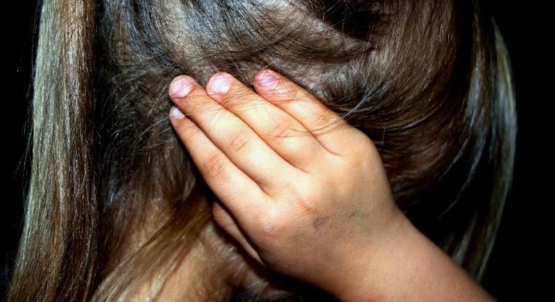Hatéves kislányt erőszakolt meg a mostohaapja – az édesanyja azt mondta neki, hallgasson és tűrjön