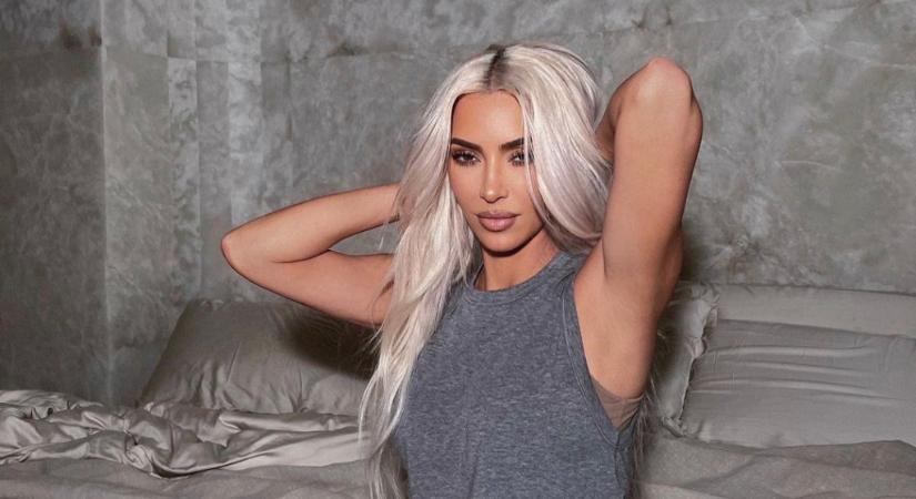 Kim Kardashian a nemlétező derekával menőzött