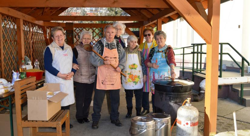 Hajléktalanoknak főztek a reformátusok Debrecenben