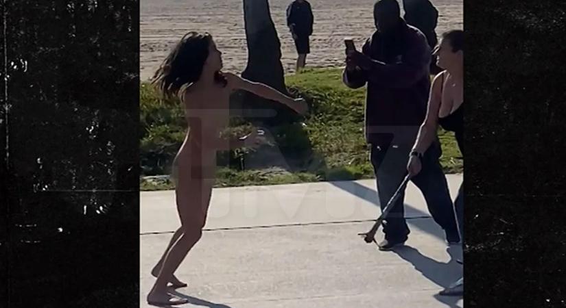 Meztelen nő támadt emberekre Los Angelesben - videó