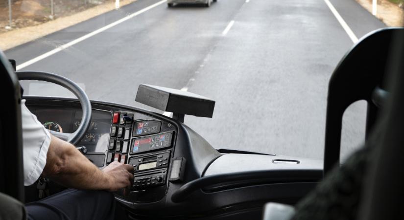 Döbbenetes látlelet a magar utakról: kész horror, mennyi a szabálytalankodó buszsofőrt