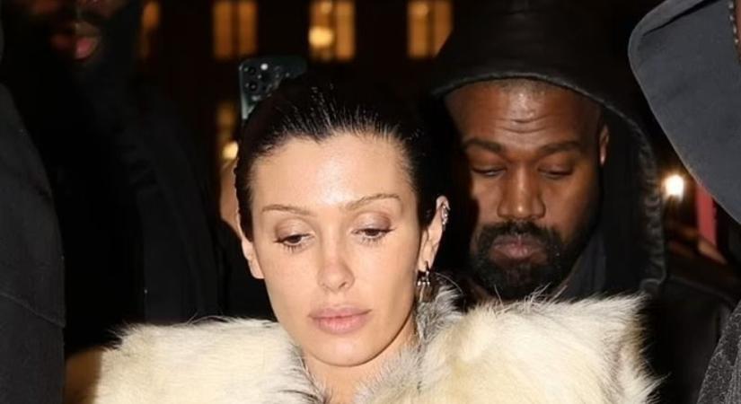 Bugyi nélkül jelent meg, nyilvánosan mutogatta a nemi szervét Kanye West felesége - fotók