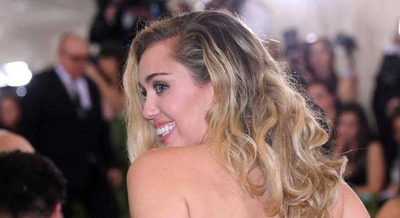 Előkerültek Miley Cyrus meztelen fotói - képek