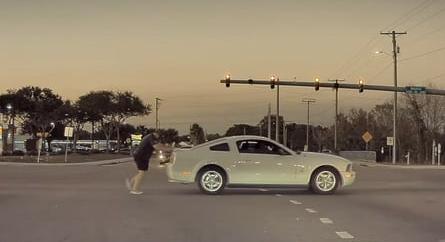 Mustangját tolva próbált meg elmenekülni a rendőrök elől egy férfi