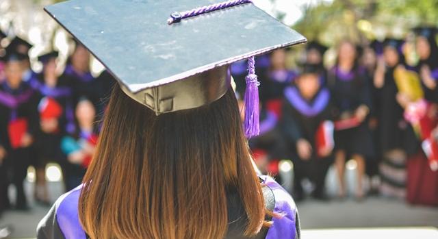A friss diplomások 78 százaléka már egyetemi tanulmányai alatt is dolgozott, sokan mennének külföldre