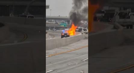 Az autópályán borult lángokba egy Tesla, teljesen kiégett