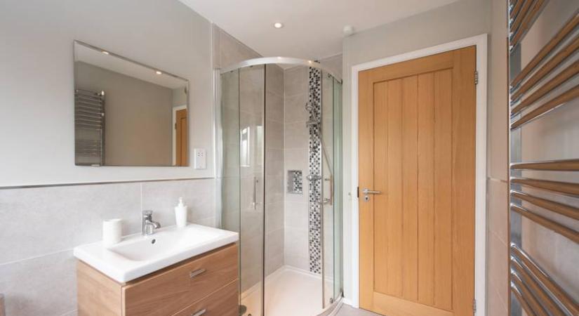 Icipici fürdőszoba is lehet stílusos - Így rendezd be a fürdőd, ha csak zuhany fér be