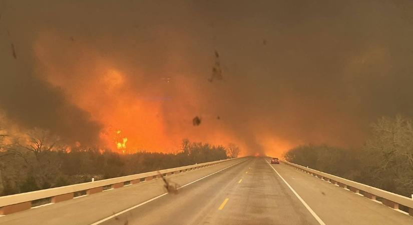 Halálos erdőtűz tombol Texasban, hatalmas terület égett le