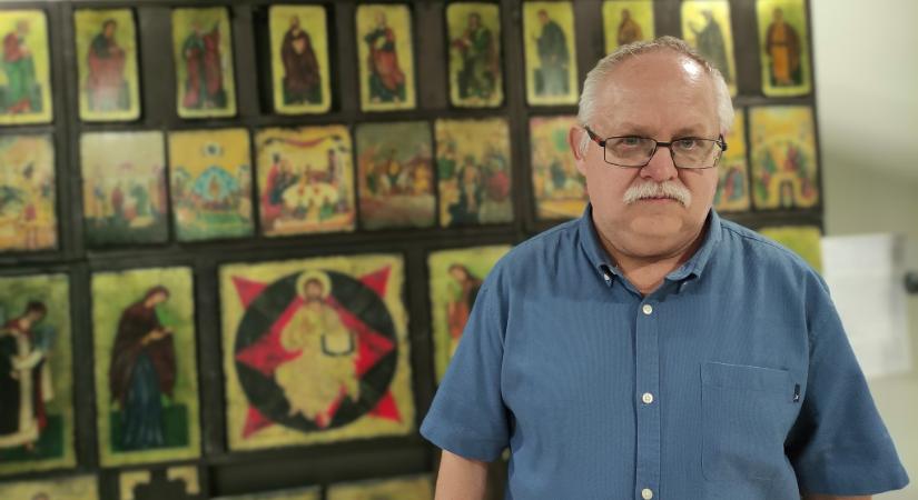 Oktató ikonosztázt is hozott vásárhelyi kiállítására az ikonfestő