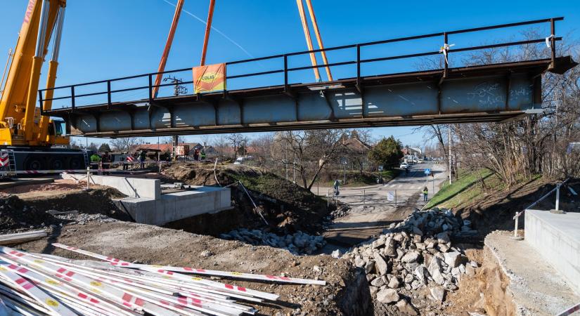Helyére emelték az ideiglenes hidat a vasúti közlekedés biztosításához a Pest vármegyei városban