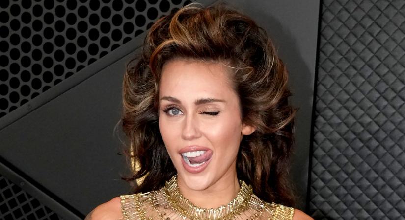 Miley Cyrus aprócska ruhában tett mindent elsöprő bejelentést