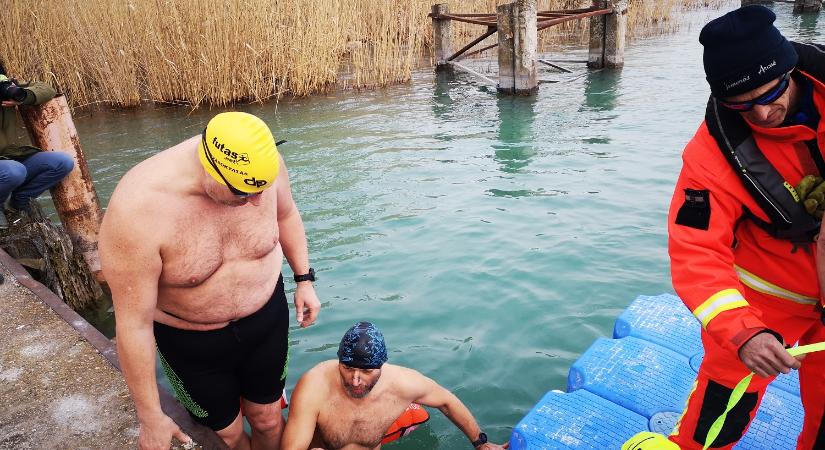 Oklevelet kapsz, ha úszol 50 métert a 7 fokos Balatonban szombaton