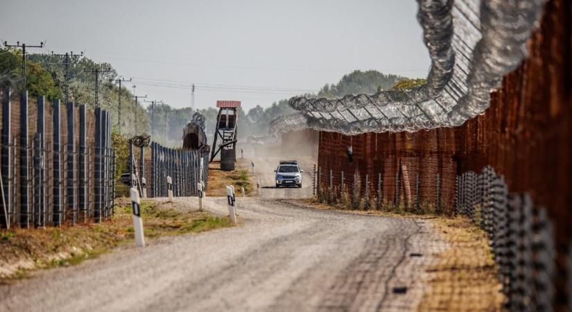 Két migránst állított meg a határkerítés