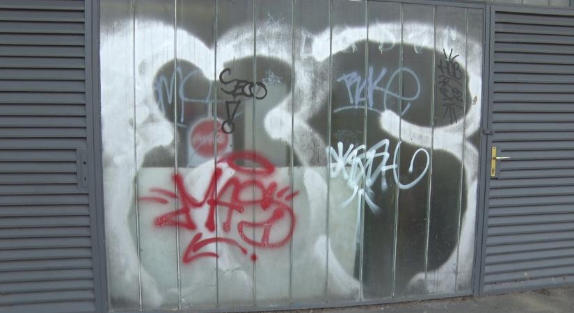 A város keleti felében is sebhellyel érnek fel a graffitik