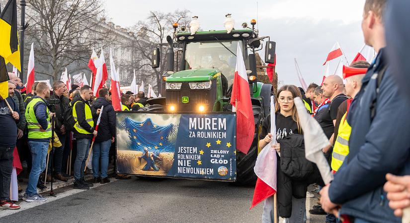 Nem jutottak dűlőre a lengyel gazdák a kormánnyal, folytatódik a blokád