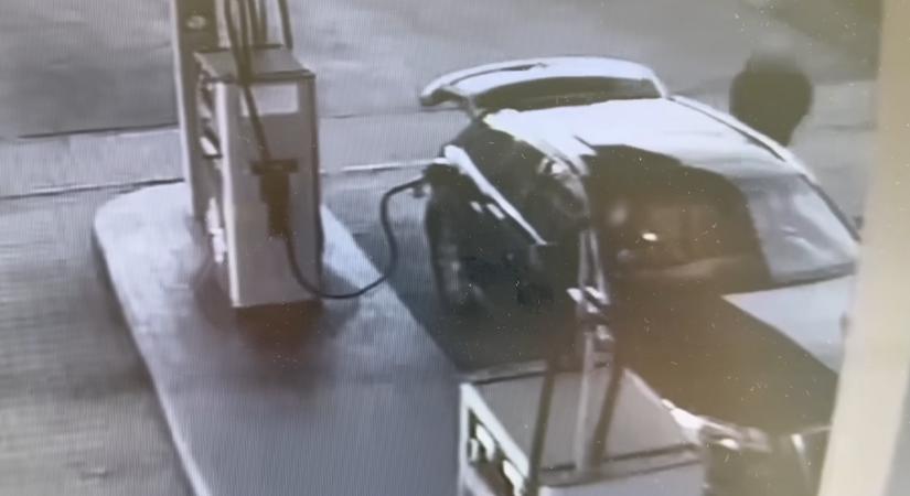 Bedugva felejtette a töltőpisztolyt, úgy indult el tankolás után egy autós egy szegedi benzinkúton: mutatjuk, mi történt ezután – videó