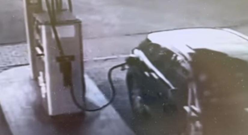 Tankolás után úgy indult el, hogy bedugva felejtette a töltőpisztolyt egy autós egy szegedi benzinkúton