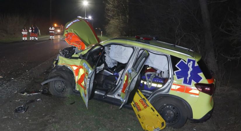 Vonuló orvosi kocsinak csapódott egy szemből érkező BMW – FOTÓK
