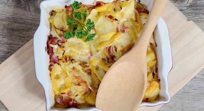 Melengető francia rakott krumpli – sajttal és baconnel