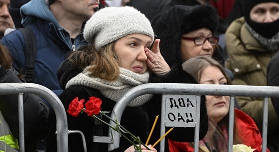 Gyűlik a tömeg Alekszej Navalnij moszkvai temetésén, rengeteg a rendőr