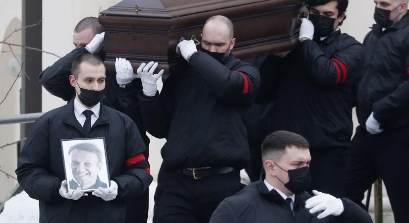 Elkezdődött Navalnij temetése