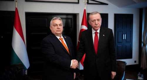 Fotón Orbán és Erdogan kézfogása Törökországban