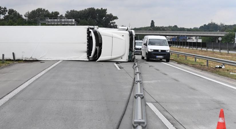 Autósok figyelem! Több kilométeres torlódás ezen az autópályán Budapest felé, baleset miatt