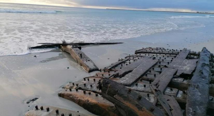 Több száz éves hajóroncs sodródott brit partra