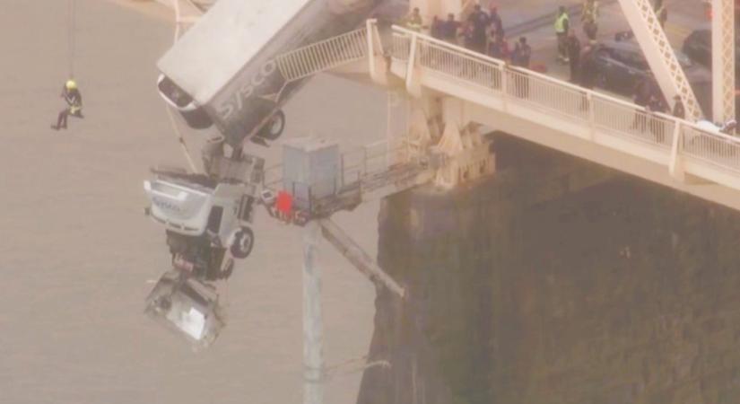 Kötéllel leereszkedve mentették meg a hídról – videó