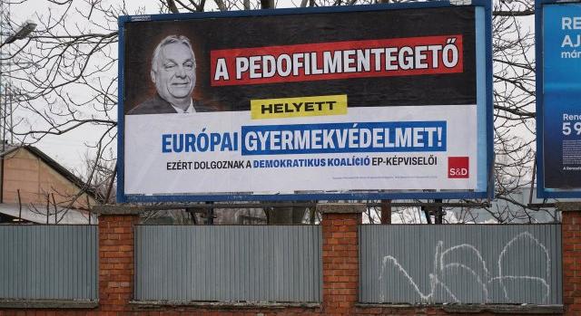 „Isten? Haza? Pedofília!” – új plakátkampánnyal támadja Orbánt a DK
