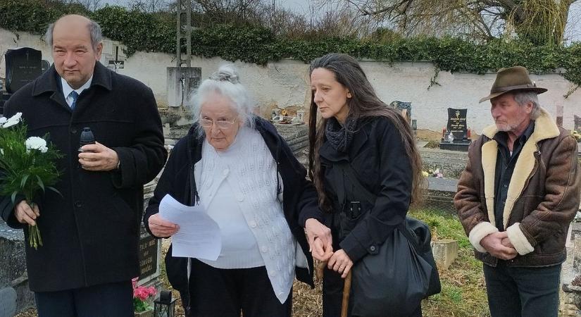 A csepregi iskola névadójáról a helyi temetőben is megemlékeztek
