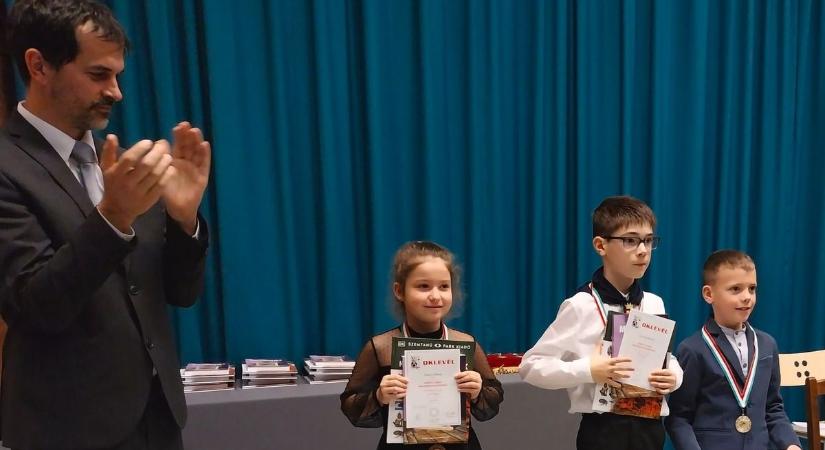 Az általános iskolásokat is díjazták a Zrínyi matematikaversenyen – galériával