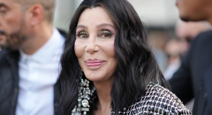 A 77 éves Cher úgy beújított frizurafronton, hogy alig lehet ráismerni