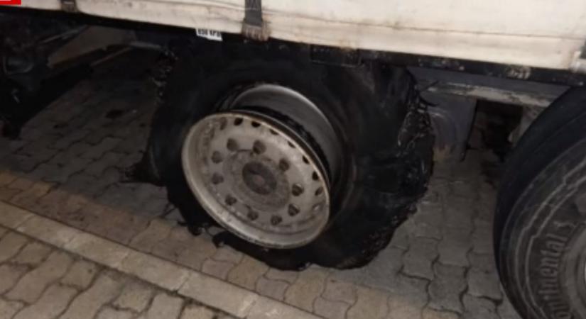 Durrdefektes kamion okozott majdnem tragédiát az M35-ösön