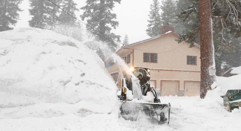Tombol az ítéletidő Kaliforniában és Nevadában, a hóvihar miatt utakat, síközpontokat is lezártak