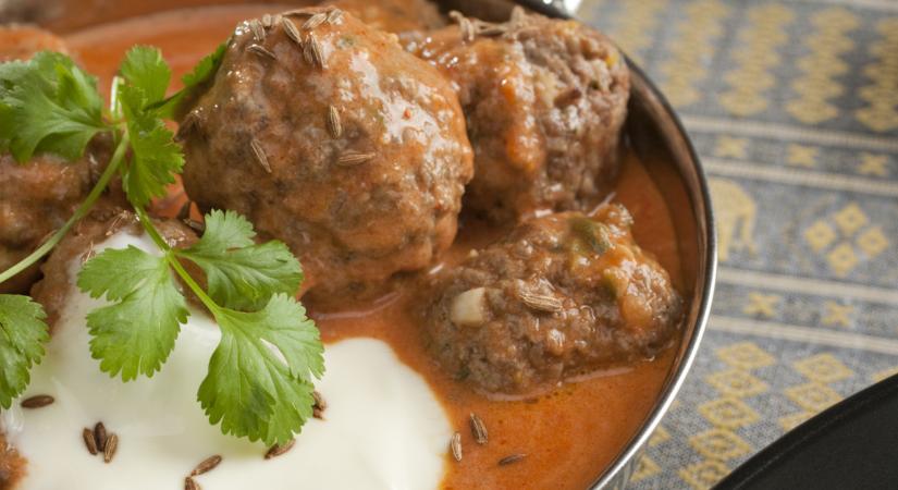 Szaftos húsgolyók currys szószban: a mártás az étel lelke