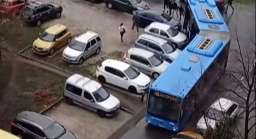 Elképesztő felvétel: rossz irányba ment, nagy bajba került egy busz (videó)