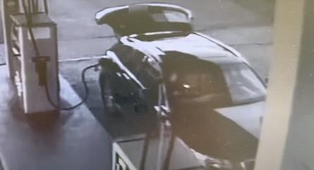 Videó, ahogy a töltőpisztollyal együtt indult el a kútról egy szegedi autós