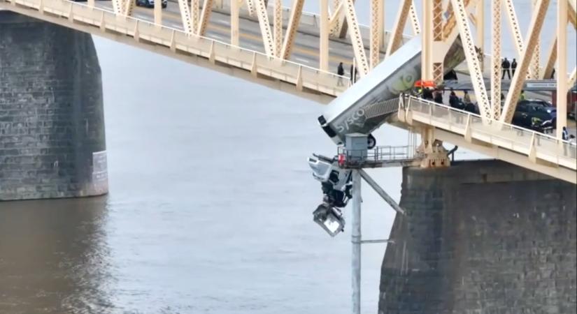 Drámai életmentés: hídról lelógó kamionból mentettek ki egy nőt – videó